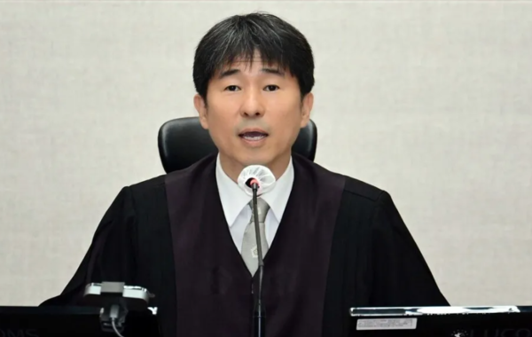 지귀연 부장판사가 4월21일 오전 서울 서초구 서울중앙지법 417호 법정에서 열린 윤석열 전 대통령의 내란 우두머리 혐의 재판을 하기 전 언론 공개에 대해 발언을 하고 있다. 사진공동취재단/연합뉴스