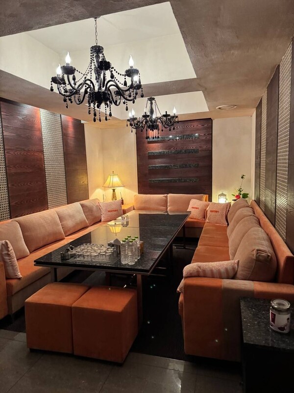 더불어민주당 김기표 의원이 14일 열린 국회 법제사법위원회 전체회의에서 지귀연 부장판사가 접대를 받은 서울 강남 최고급 룸살롱의 실내 모습이라며 공개한 사진. 2025.5.14. 김기표 의원 제공