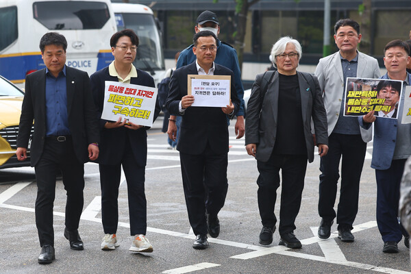 촛불행동과 민생경제연구소, 검사를 검사하는 변호사 모임 관계자들이 16일 서울 서초구 서울중앙지방법원 앞에서 윤석열 전 대통령의 내란 우두머리 혐의 사건을 심리 중인 서울중앙지법 형사합의25부 지귀연 부장판사에 대한 면담요청서를 제출하기 위해 청사로 향하고 있다. 2025.5.16. 연합뉴스