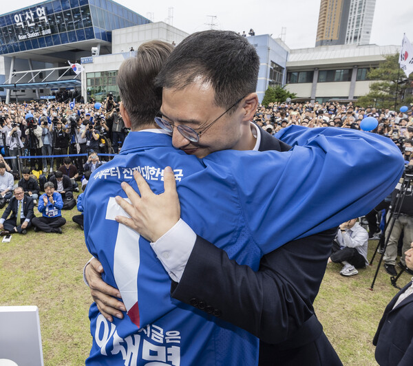 더불어민주당 이재명 대선후보가 16일 전북 익산시 익산역 동부광장에서 열린 유세 도중 유세장을 찾은 무소속 김상욱 의원과 포옹하고 있다. 2025.5.16. 연합뉴스