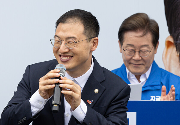 무소속 김상욱 의원이 16일 전북 익산시 익산역 동부광장에서 열린 더불어민주당 이재명 후보 유세에 참가해 인사말을 하고 있다. 2025.5.16. 연합뉴스