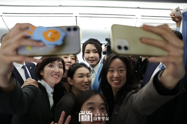 윤석열 대통령 순방 중에 전용기 안에서 김건희 씨와 셀카를 찍으며 즐거워하고 있는 대통령실 출입기자들의 모습. 대통령실 사진