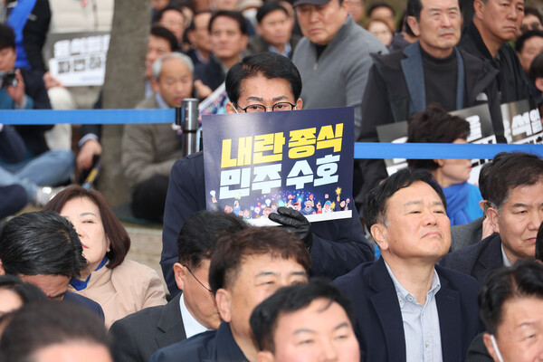 12일 전북특별자치도청 앞 도로에서 집회에서 한 참석자가 ‘내란종식 민주수호’ 전단을 들고 있다. 2025.3.12. 연합뉴스