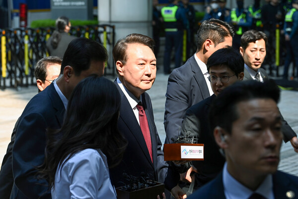 윤석열 전 대통령이 12일 서울 서초구 중앙지방법원에서 열린 내란 우두머리 혐의, 직권남용 권리행사방해 혐의 사건 3차 공판에 출석, 취재진의 질문을 받으며 이동하고 있다. 2025.5.12. 연합뉴스