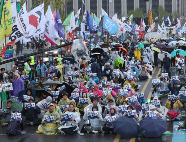 내란종식·사회대개혁 비상행동이 19일 서울 종로구 광화문광장 인근에서 연 시민행진에서 참가자들이 손팻말을 들고 있다. 2025.4.19. 연합뉴스