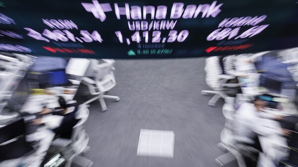 비상계엄 사태 영향으로 출렁이는 증시·외환시장. 연합뉴스