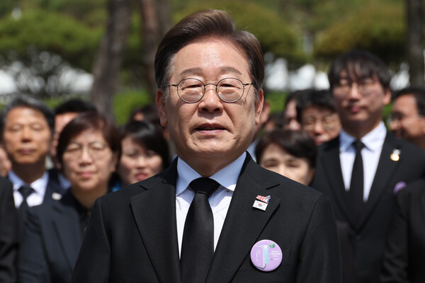 더불어민주당 이재명 대선후보가 18일 광주광역시 북구 국립 5·18민주묘지에서 열린 5·18민주화운동 45주년 기념식에 참석한 뒤 취재진과 만나 이날 발표한 개헌 관련 입장에 대한 질문에 답하고 있다. 2025.5.18 [공동 취재] 연합뉴스