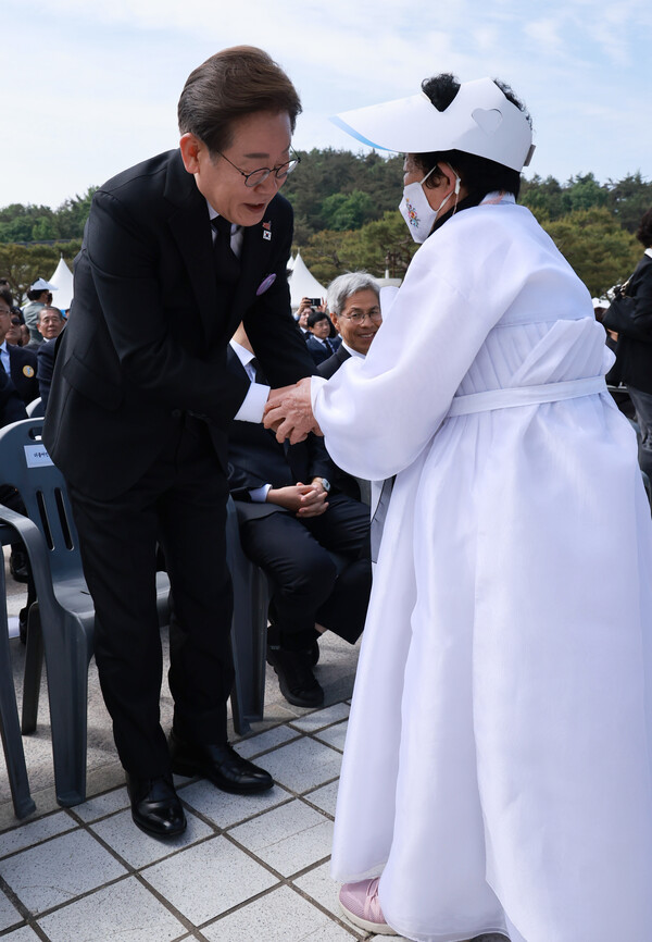 더불어민주당 이재명 대선후보가 18일 광주광역시 북구 국립 5·18민주묘지에서 열린 5·18민주화운동 45주년 기념식에서 유가족과 인사하고 있다. 2025.5.18. 연합뉴스