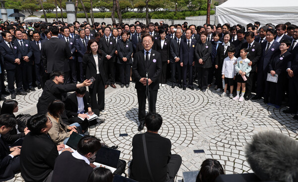 더불어민주당 이재명 대선후보가 18일 광주광역시 북구 국립 5·18민주묘지에서 열린 5·18민주화운동 45주년 기념식에 참석한 뒤 취재진과 만나 이날 발표한 개헌 관련 입장에 대한 질문에 답하고 있다. 2025.5.18 [공동 취재] 연합뉴스
