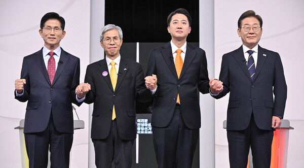 국민의힘 김문수(왼쪽부터)·민주노동당 권영국·개혁신당 이준석·더불어민주당 이재명 대선후보가 18일 서울 마포구 상암동 SBS 프리즘센터 스튜디오에서 열린 시작에 앞서 기념촬영을 하고 있다. 2025.5.18 [국회사진기자단] 연합뉴스