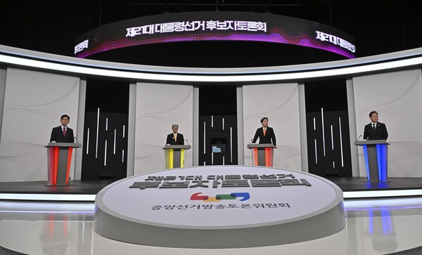 더불어민주당 이재명·개혁신당 이준석·민주노동당 권영국·국민의힘 김문수 대선후보가 18일 서울 마포구 상암동 SBS 프리즘센터 스튜디오에서 열린 시작을 기다리고 있다. 2025.5.18 [국회사진기자단] 연합뉴스