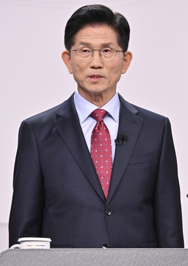 국민의힘 김문수 대선후보가 18일 서울 마포구 상암동 SBS 프리즘센터 스튜디오에서 열린 제21대 대선 1차 후보자 토론회를 준비하고 있다. 2025.5.18 [국회사진기자단] 연합뉴스