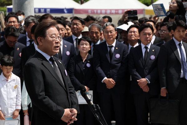  더불어민주당 이재명 대선후보가 18일 광주광역시 북구 국립 5·18민주묘지에서 열린 5·18민주화운동 45주년 기념식에 참석한 뒤 취재진과 만나 이날 발표한 개헌 관련 입장에 대한 질문에 답하고 있다. 2025.5.18 연합뉴스