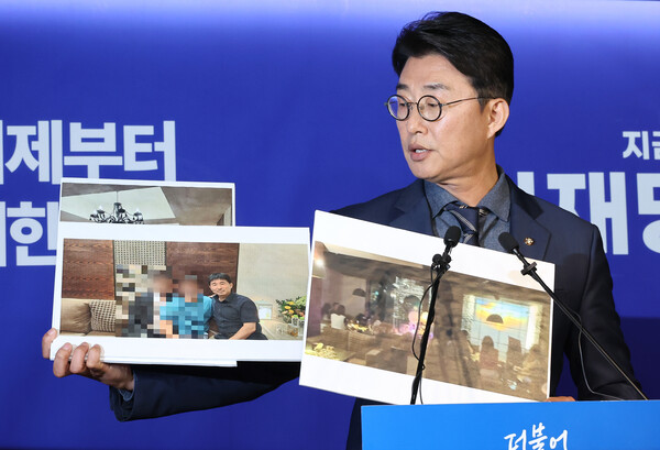 더불어민주당 노종면 선대위 대변인이 19일 서울 여의도 당사에서 "윤석열 전 대통령의 내란 혐의 사건 재판장인 지귀연 서울중앙지법 부장판사가 유흥업소에서 접대받았다"라는 의혹을 제기하며 관련 사진을 공개하고 있다. 2025.5.19. 연합뉴스