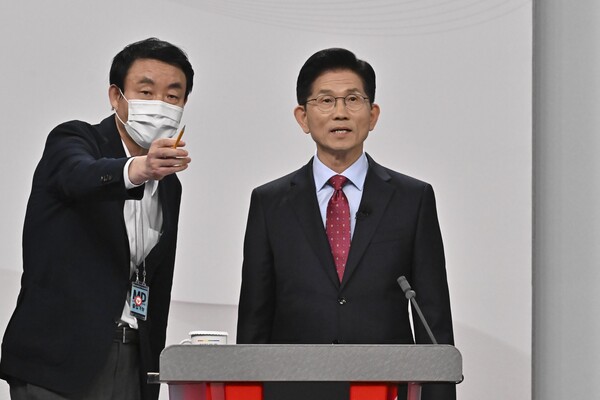 국민의힘 김문수 대선후보가 18일 서울 마포구 상암동 SBS 프리즘센터 스튜디오에서 열린 제21대 대선 1차 후보자 토론회를 준비하고 있다. 2025.5.18 [국회사진기자단] 연합뉴스