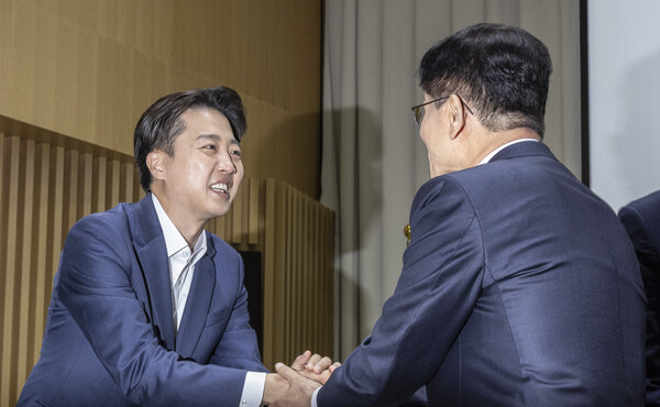 국민의힘 김문수 대선후보(오른쪽)와 개혁신당 이준석 대선후보가 19일 서울 중구 서울시청에서 열린 '약자와 동행하는 서울 토론회'에 참석해 기념 촬영을 마친 뒤 악수하고 있다. 2025.5.19. 연합뉴스