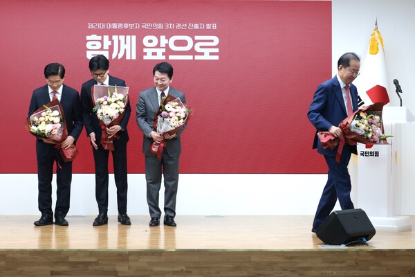 지난달 29일 서울 여의도 국민의힘 당사에서 열린 제21대 대통령 후보자 국민의힘 3차 경선 진출자 발표 행사에서 경선에 탈락 후 정계은퇴 의사를 밝힌 홍준표 후보가 발표장에서 나가고 있다. 2025.4.29. 연합뉴스