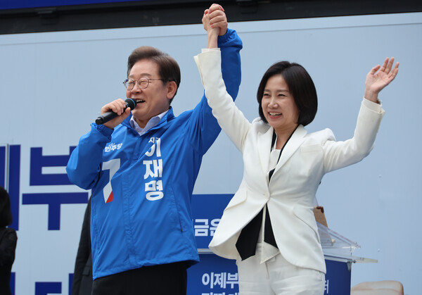 더불어민주당 이재명 대선 후보가 19일 서울 영등포구 타임스퀘어에서 열린 유세에서 허은아 전 개혁신당 대표와 함께 손을 잡고 포즈를 취하고 있다. 2025.5.19. 연합뉴스