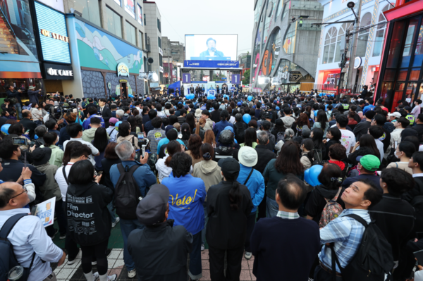 더불어민주당 이재명 대선 후보가 서울 표심 잡기에 나선 19일 서울 마포구 KT&G 상상마당 앞에서 젊은층 유권자를 대상으로 유세하고 있다. 2025.5.19. 연합뉴스