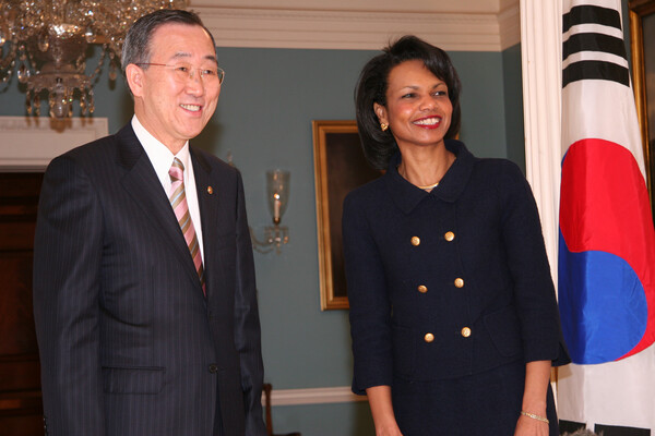 반기문 외교통상부 장관이 19일 미국 워싱턴의 미 국무부 청사에서 콘돌리자 라이스 국무장관과 한미 전략대화를 갖기에 앞서 포즈를 취하고 있다. 2006.1.19. 연합뉴스 