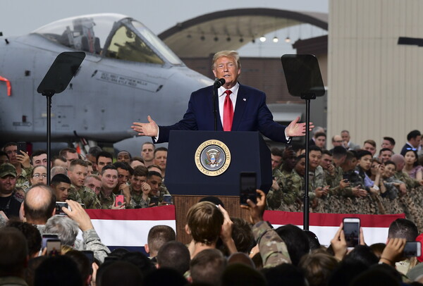 도널드 트럼프 미국 대통령이 2019년 6월 30일 오후 경기도 평택시 주한미군 오산 공군기지에서 연설을 마치고 주한미군 장병들에게 인사를 하고 있다.  2019. 6. 30. 연합뉴스