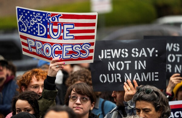 '자유와 민주주의를 위한 유대인 행동가들'이 20일 미국 뉴욕시티에서 팔레스타안 운동가인자 컬럼비아대 대학원 졸업생인 마흐무드 칼릴의 체포, 추방 명령에 항의하는 집회를 열고 있다. 손팻말들에는 "적법절차를 지지하는 유대인들" "유대인들은 말한다: 우리 이름으로 한 게 아니다"라는 글귀가 씌여 있다. 2025. 03. 20 [로이터=연합뉴스]