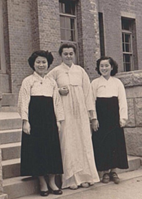 1954년 봄 한국 의료진과 함께 한 영국의 병리학자 잉글 라이트.