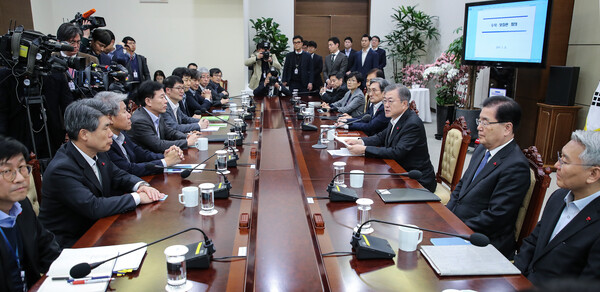 문재인 대통령이 21일 오후 청와대 여민관에서 열린 수석·보좌관 회의에서 발언하고 있다. 2019.1.21 연합뉴스