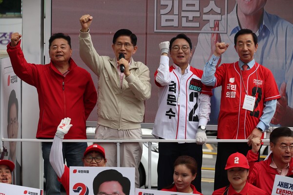 국민의힘 김문수 대선 후보가 20일 서울 강서구 남부골목시장을 방문, 유세하고 있다. 2025.5.20 [공동취재] 연합뉴스