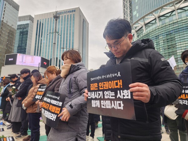 인천에서 2천채가 넘는 주택을 보유하며 전세 사기를 벌인 이른바 '건축왕'으로부터 보증금을 돌려받지 못하고 세상을 등진 피해자의 1주기를 앞두고 24일 서울 종로구 보신각에서 열린 추모제에서 참가자들이 희생자를 추모하는 묵념을 하고 있다. 2024.2.24. 연합뉴스