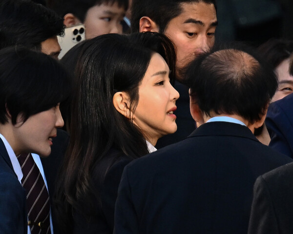 윤석열 전 대통령 부인 김건희 씨가 11일 오후 서울 용산구 한남동 대통령 관저를 나와 서초구 아크로비스타 사저로 향하고 있다. 2025.4.11 [공동취재] 연합뉴스