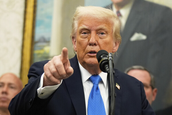 도널드 트럼프 미국 대통령이 5월 19일 백악관 타원형 사무실에서 법 집행관들에게 상을 수여하는 행사에서 연설하고 있다. 2025.5.19. AP 연합뉴스