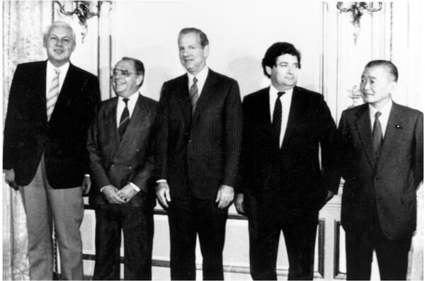 40년 전 뉴욕 플라자호텔에서 미국 달러의 평가절하를 겨냥한 '플라자 합의'를 성사히킨 미국 일본 독일 영국 프랑스의 재무장관들. 중앙이 회의를 소집한 미국의 제임스 베이커 재무장관, 맨 오른쪽이 플라자 합의의 최대 희생양이 된 일본의 다케시타 노보루 당시 대장상.  AP 일본경제신문 5월 19일