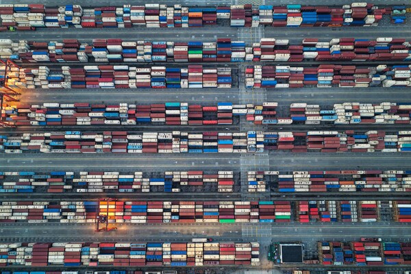5월 18일 중국 동부 장쑤성 타이창의 한 항구에 가득 쌓인 컨테이너들을 찍은 항공 사진. 2025.5.18. AFP 연합뉴스