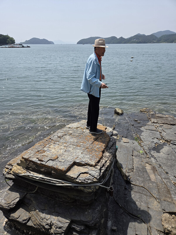 율티마을회 이도철고문이 국내 최초 물고기도감 ‘우해이어보’를 집필한 김려 선생이 낚시를 하던 ‘고저암’ 이야기를 들려주고 있다.