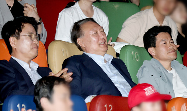 윤석열 전 대통령이 21일 서울 메가박스 동대문에서 영화 '부정선거, 신의 작품인가'를 관람하고 있다. 2025.05.21. 연합뉴스