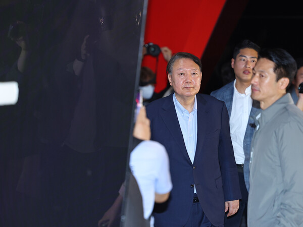 윤석열 전 대통령이 21일 서울 메가박스 동대문에서 다큐멘터리 영화 '부정선거, 신의 작품인가'를 관람하고 영화관을 나서고 있다. 2025.5.21. 연합뉴스