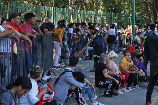 1월 22일 멕시코 치아파스 주 타파출라에서 트럼프 재집권으로 장벽에 부닥친 미국으로의 이민 문제를 해결하기 위해 줄을 서 있는 사람들. 멕시코 국경에 갇힌 이주민들은 트럼프 미국 대통령의 새로운 제한조치와 멕시코 클라우디아 셰인바움 대통령이 발표한 귀국 정책으로 여행을 계속할지, 아니면 본국으로 돌아갈지 선택해야 한다. 2025.1.22. EPA 연합뉴스