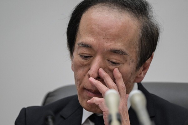 우에노 가즈오 일본은행 총재가 1월 24일 도쿄 일본은행 본부에서 이틀간의 금융정책결정회의를 마친 뒤 기자회견을 열어 설명했다. 일본은행은 이날 17년 만에 가장 큰 폭의 금리를 인상했고, 앞으로 더 많은 인상이 있을 것이라는 신호를 보내면서 달러 대비 엔화 가치가 상승했다. 그러나 2월 12일 미국 소비자 물가지수가 예상보다 큰 폭으로 상승하면서 엔 시세는 다시 급락했다. 2025.1.24. AFP 연합뉴스
