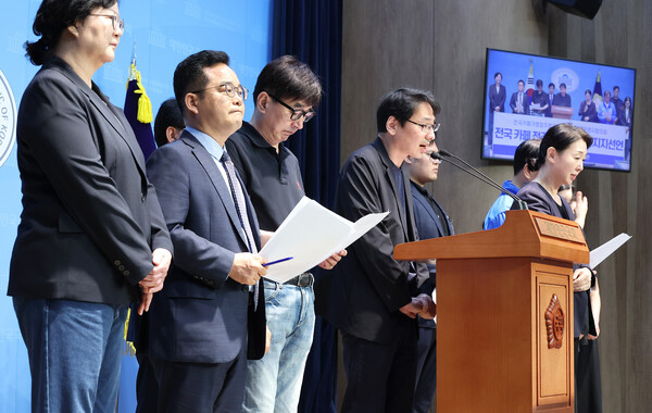 더불어민주당 민병덕 의원과 전국카페가맹주협의회·전국카페운영자협의회관계자들이 22일 국회 소통관에서 이재명 대표 지지선언을 하고 있다. 2025.5.22. 연합뉴스