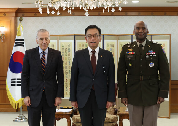 대통령 권한대행 경제부총리 최상목이 3일정부서울청사에서 필립 골드버그 주한 미국대사와 제이비어 브런슨 주한미군사령관과 사진을 찍고 있다. 외교, 안보, 통상을 아울러 국정을 잠시 책임졌던 그는 집에 돌아갔다.  2025.1.3. [대통령실통신사진기자단] 연합뉴스