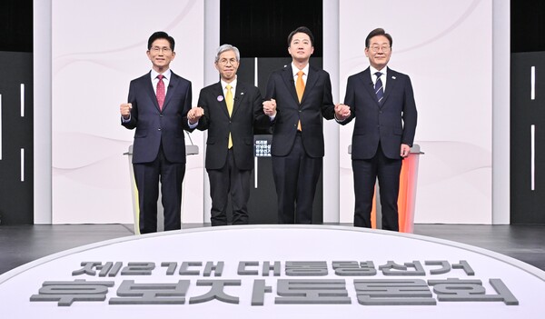 국민의힘 김문수(왼쪽부터)·민주노동당 권영국·개혁신당 이준석·더불어민주당 이재명 대선후보가 18일 서울 마포구 상암동 SBS 프리즘센터 스튜디오에서 열린 시작에 앞서 기념촬영을 하고 있다. 2025.5.18. 연합뉴스