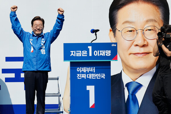 더불어민주당 이재명 대선 후보가 6·3 대통령선거 공식 선거운동 첫날인 12일 서울 광화문 청계광장에서 열린 출정식 및 첫 유세에서 연설하기 전 손을 들어 인사하고 있다. 2025.5.12. 연합뉴스