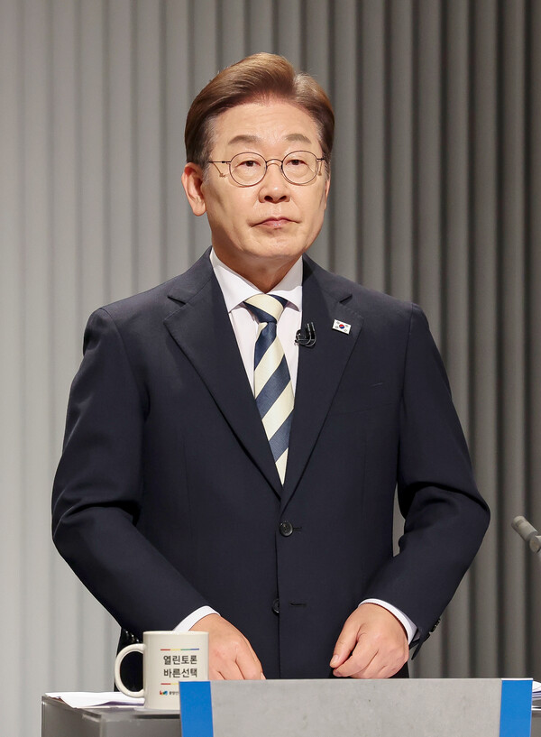 더불어민주당 이재명 대선후보가 23일 서울 여의도 KBS 스튜디오에서 열린 제21대 대선 2차 후보자 토론회를 준비하고 있다. 2025.5.23 [국회사진기자단] 연합뉴스