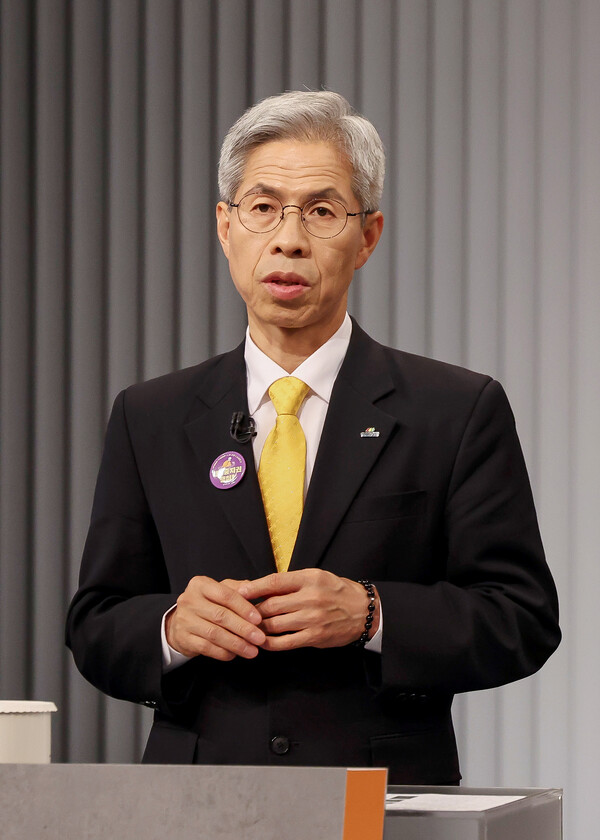 민주노동당 권영국 대선후보가 23일 서울 여의도 KBS 스튜디오에서 열린 제21대 대선 2차 후보자 토론회를 준비하고 있다. 2025.5.23 [국회사진기자단] 연합뉴스