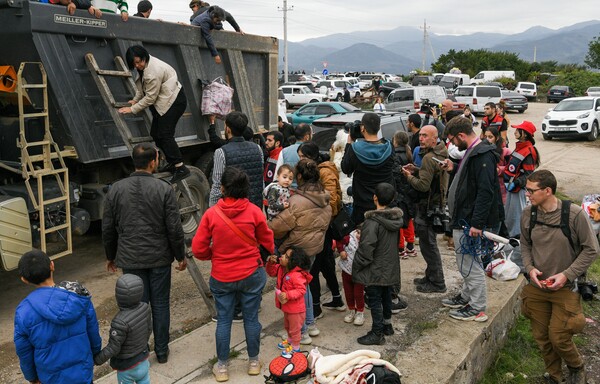 (코르니조르[아르메니아] 타스=연합뉴스) 아제르바이잔이 영토 분쟁 지역 나고르노-카라바흐를 장악한 이후 이곳에서 탈출한 아르메니아계 난민들이 26일(현지시간) 아르메니아 코르니조르에 도착하고 있다. 아르메니아 정부는 이날 오후 8시 기준 2만8천120명의 아르메니아계 이주민이 나고르노-카라바흐를 떠나 자국에 입국했다고 밝혔다. 2023.09.27