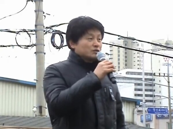 시설고아 출신들의 인권을 위해 집회에서 발언중인 유진수씨