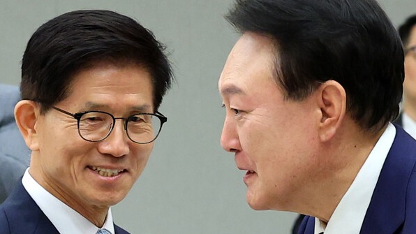 윤석열 대통령이 30일 서울 용산 대통령실 청사에서 김문수 고용노동부 장관에게 임명장 수여한 뒤 인사를 나누고 있다. 2024.8.30. 연합뉴스
