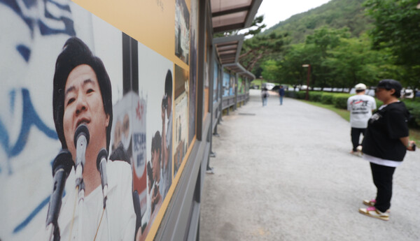 노무현 전 대통령 서거 16주기 추도식을 하루 앞둔 22일 경남 김해시 진영읍 봉하마을에서 시민이 노 전 대통령 사진을 보고 있다. 2025.5.22 연합뉴스