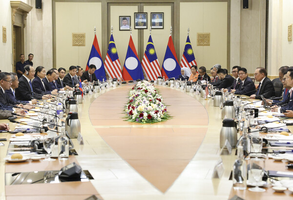 말레이시아의 안와르 이브라힘 총리(오른쪽 네 번째)와 라오스의 소넥사이 시판돈 총리(왼쪽 세 번째)가 5월 25일, 아세안(ASEAM. 동남아시아국가연합) 정상회의를 앞두고 말레이시아 푸트라자야에서 열린 양자 회담에 참석하고 있다. 2025.5.25. AP 연합뉴스